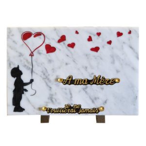 Plaque funéraire en marbre blanc silhouette d'enfant et ballons cœurs rouges