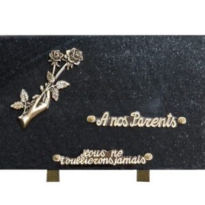 Plaque funéraire en granit noir bronze main tenant des roses