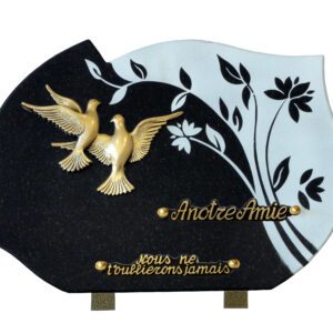 Plaque funéraire en granit noir bronze duo de colombes avec gravure florale blanche