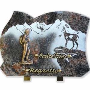 Plaque funéraire en granit Himalaya Blue bronze randonneur et gravure montagne et chamois